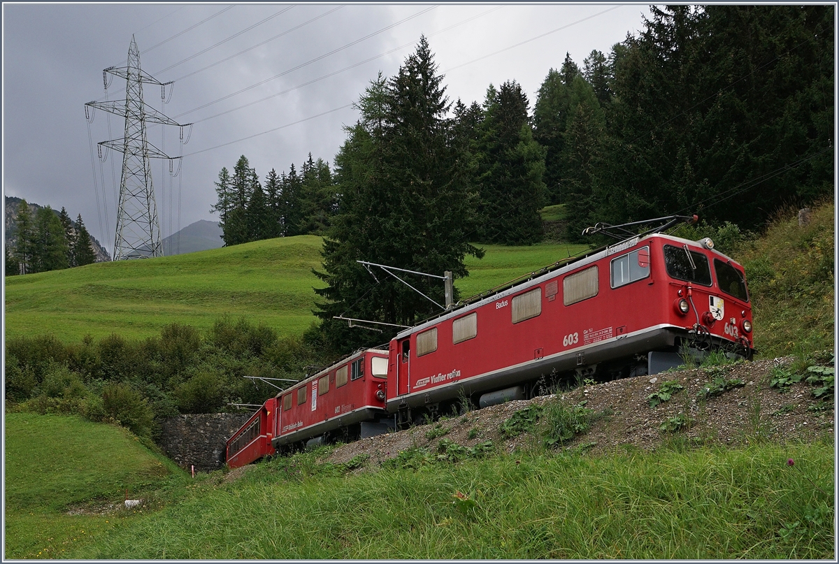 Die beiden RhB Ge 4/4 I 603 und 602 auf der obersten Ebene oberhalb von Bergün / Bravuogn auf der Fahrt Richtung Albula. 
11. Sept. 2016