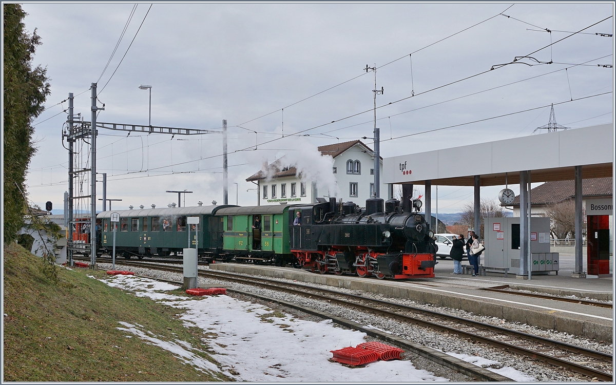 Die Blonay-Chamby G 2x 2/2 105 erreicht mit ihrem Extrazug nach Montbovon den wenig schmuckvollen Bahnhof von Bossennes. 

3. März 2019