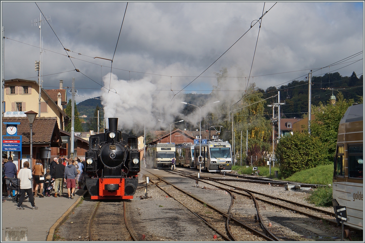Die Blonay-Chamby G 2x 2/2 105 wartet in Blonay auf die Abfahrt nach Chaulin via Chamby. Interessant sind die damals noch zu sehenden CEV GTW 2/6 und Beh 2/4 72 und 71 im Hintergrund. 

4. Okt. 2015 