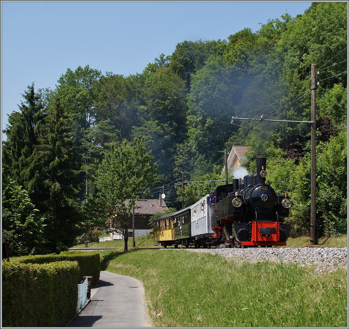 Die Blonay Chamby G 2x 272 105 ist mit einem Dampfzug nach Chaulin kurz nach Blonay unterwegs.

9. Juni 2014