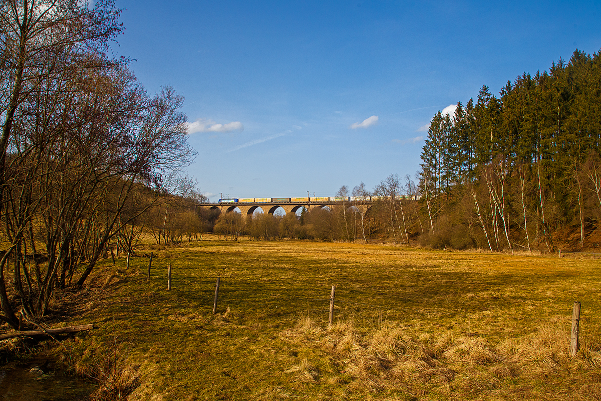 Die BLS 496 bzw. die 193 496-7 (91 80 6193 496-7 D-BLSC) der Cargo AG, ex Siemens (91 80 6193 496-7 D-SIEAG), fährt am 23.02.2021mit einem KLV/Container-Zug über den Rudersdorfer Viadukt in Richtung Siegen.

Die Siemens Vectron MS (für 160 km/h zugelassene und mit 6.4 MW Leistung) wurde 2018 von Siemens Mobilitiy in München-Allach unter der Fabriknummer 22390 gebaut. Die Vectron MS hat Zulassungen für Deutschland, Österreich, Schweiz, Italien und die Niederland.
