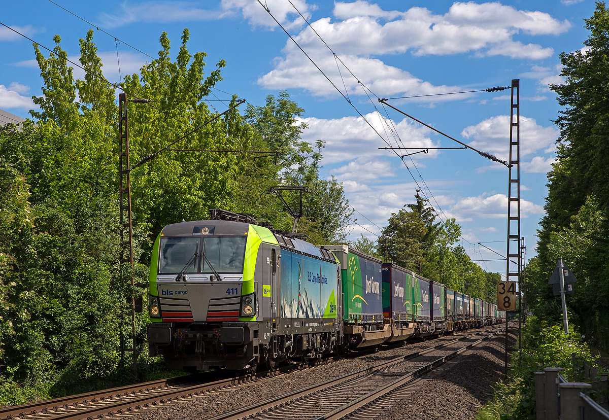 
Die BLS Cargo 411 – Re 475 411-5 (91 85 4475 411-5 CH-BLSC) fährt am 30.05.2020 mit einem KLV-Zug durch Bonn-Gronau in Richtung Norden.

Die Siemens Vectron MS wurden 2017 von Siemens unter der Fabriknummer 22072und gebaut, sie hat die Zulassungen für CH/ D/ A/ I / NL und kann so vom Mittelmeer bis an die Nordsee ohne Lokwechsel durchfahren.