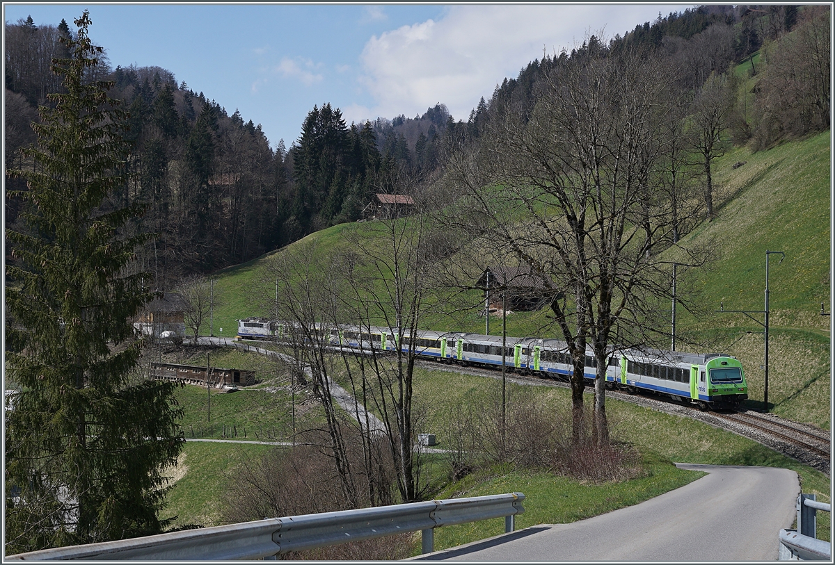 Die BLS Re 4/4 II 504 ist mit einem RE von Interlaken Ost nach Zweisimmen unterwegs und fährt gerade durch den Bahnhof Enge im Simmental. 

14. April 2021