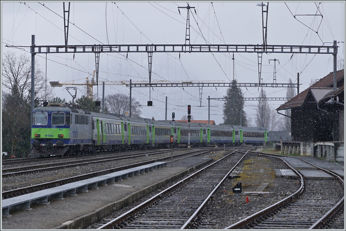 Die BLS Re 4/4 II 502 schiebt den BLS EW III RE von Zweisimmen nach Interlaken Ost durch den mittlerweile für Reisenden geschlossenen Bahnhof von Leissigen. 

16. März 2021