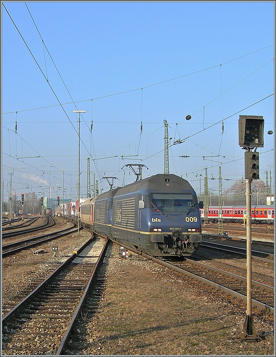 Die BLS Re 465 009 und eine weiter BLS Re 465 erreichen mit einem RoLa Zug (wohl von Weil am Rhein kommend) Basel Bad Bf. Interessant ist die Tatsache dass die beiden Loks breite DB- Stromabnehmer aufweisen, obwohl die Loks nicht Deutschland selbst sonst meines Wissens nicht eingesetzt wurden.

20. Dezember 2007