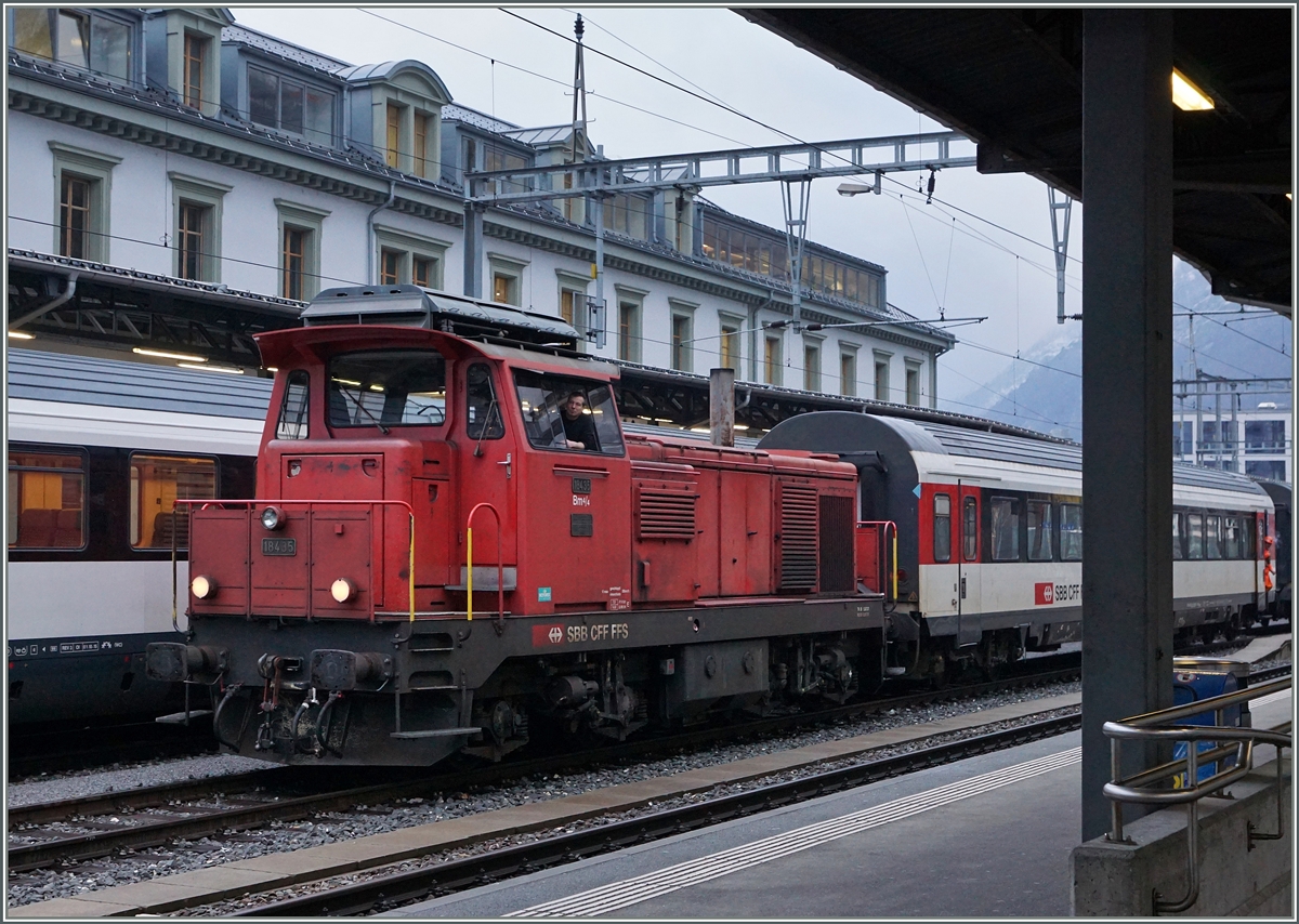 Die Bm 4/4 18435 besorgt den Rangierdienst in Brig. 
19. Feb. 2016