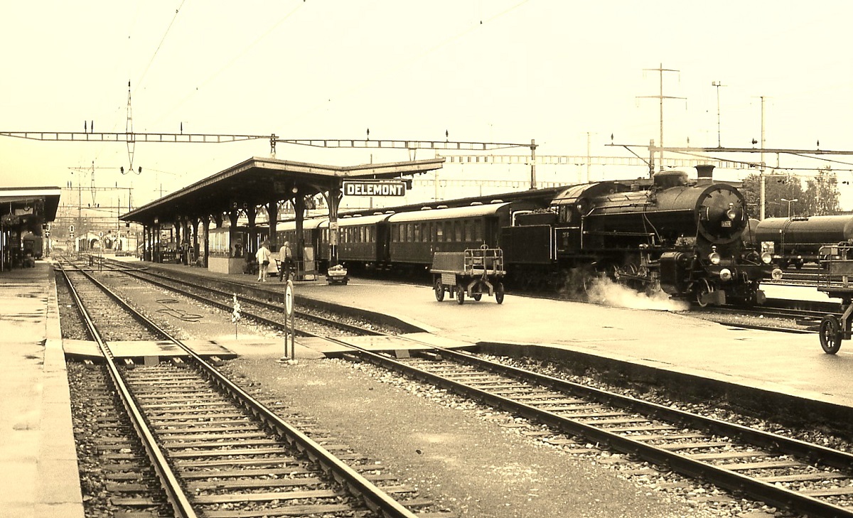 Die C 5/6 2965 wartet im Sommer 1997 mit einem Sonderzug im Bahnhof Delemont auf die Abfahrt nach Glovelier
