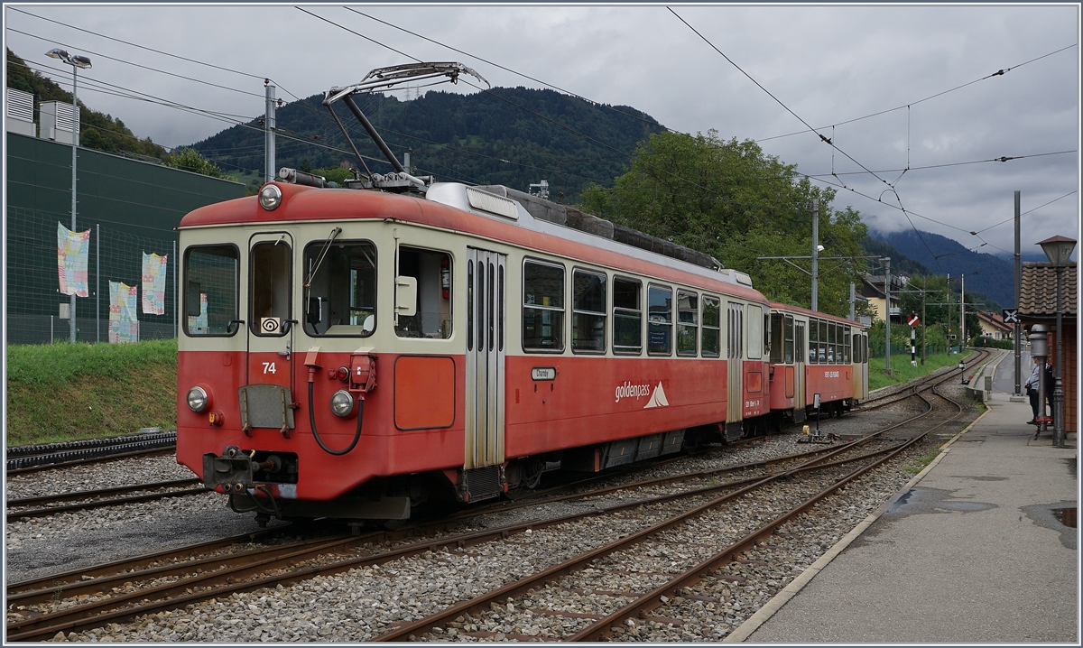 Die CEV BDeh 2/4 mit oder ohne Steuerwagen prägten lange Zeit, und dies sehr zuverlässig, den Verkehr auf der CEV; im Herbst 2016 war aber das Einsazt Ende dieser Triebwagen schon absehbar und so verkehrte der BDeh 2/4 74 mit seinem Steuerwagen für ein verlängertes Wochenende auf der Blonay Chamby Bahn. 

Blonay, den 17. Sept. 2016
 