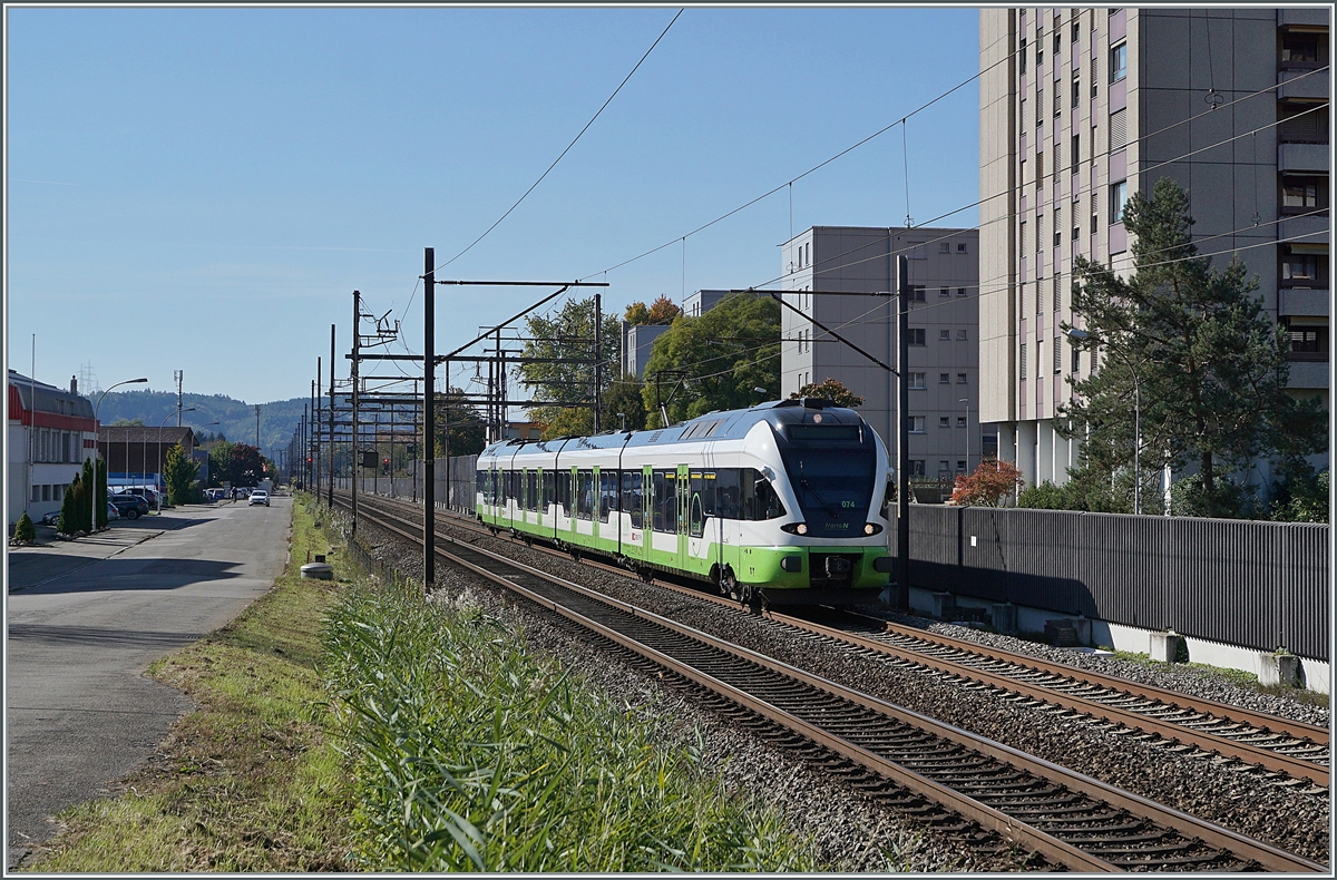 Die durch die baubedingte, mehrmonatige Streckensperre zwischen Neuchâtel und La Chaux de Fond nicht mehr benötigten von der TransN gemieteten SBB RABe 523 verkehren teilweise im Regionalzugverkehr Biel/Biene - Olten. Der RABe 523 074 zwischen Lengnau und Grenchen Süd als Regionalzug nach Olten.

14. Oktober 2021