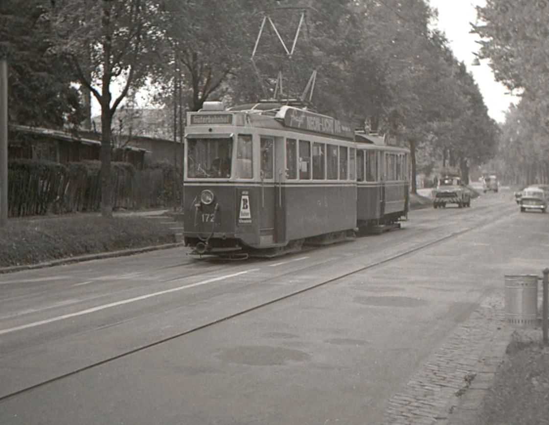 Die ehemalige Tramlinie 1 in Bern im Raum Br�ckfeld: Tramzug 172 mit Anh�nger 224 kommt von der Endschlaufe Br�ckfeld her. Man erkennt die Behelfst�ren auf der (normalerweise)linken Wagenseite f�r den Fall, dass der Wagen in der  verkehrten  Richtung f�hrt, mit dem Wagenf�hrer am einfachen Behelfsf�hrerstand hinten. 21.Sep. 1965 