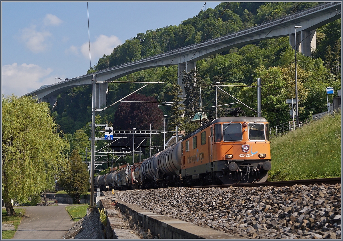 Die  InterregionCargo  Re 420 320-4 mit einem Güterzug in Richtung Wallis kurz vor Villeneuve.
7. Mai 2018
