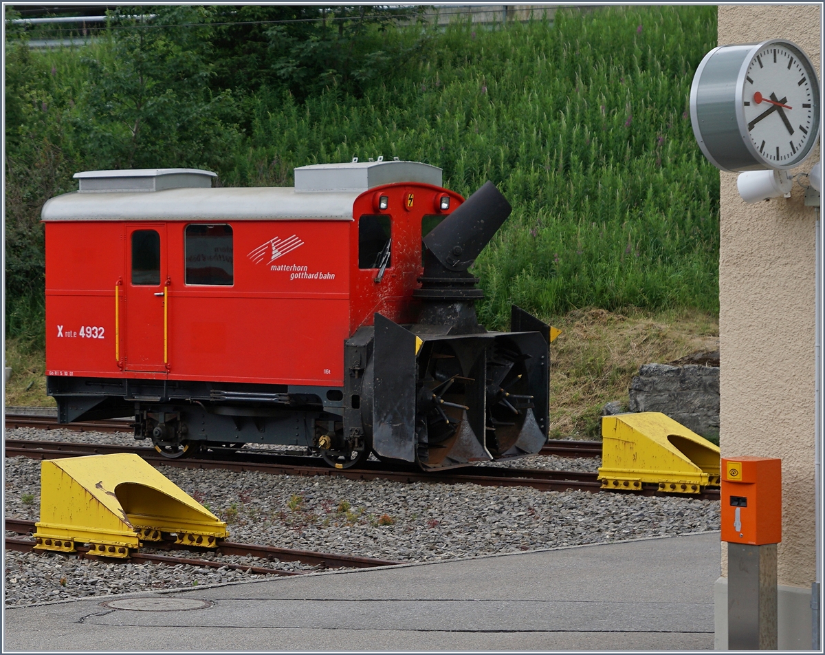 Die MGB Xrot.e 4932 wartet in HOspental auf den nächsten Winter.
21. Juli 2016