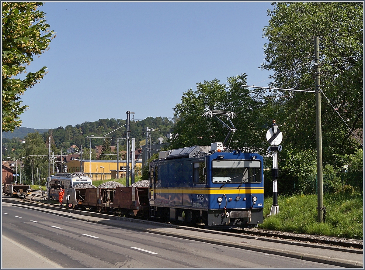 Die MOB Gem 2/2 2503 beim Rangieren von Schotterwagen Fdk in Blonay.

22. Juni 2019