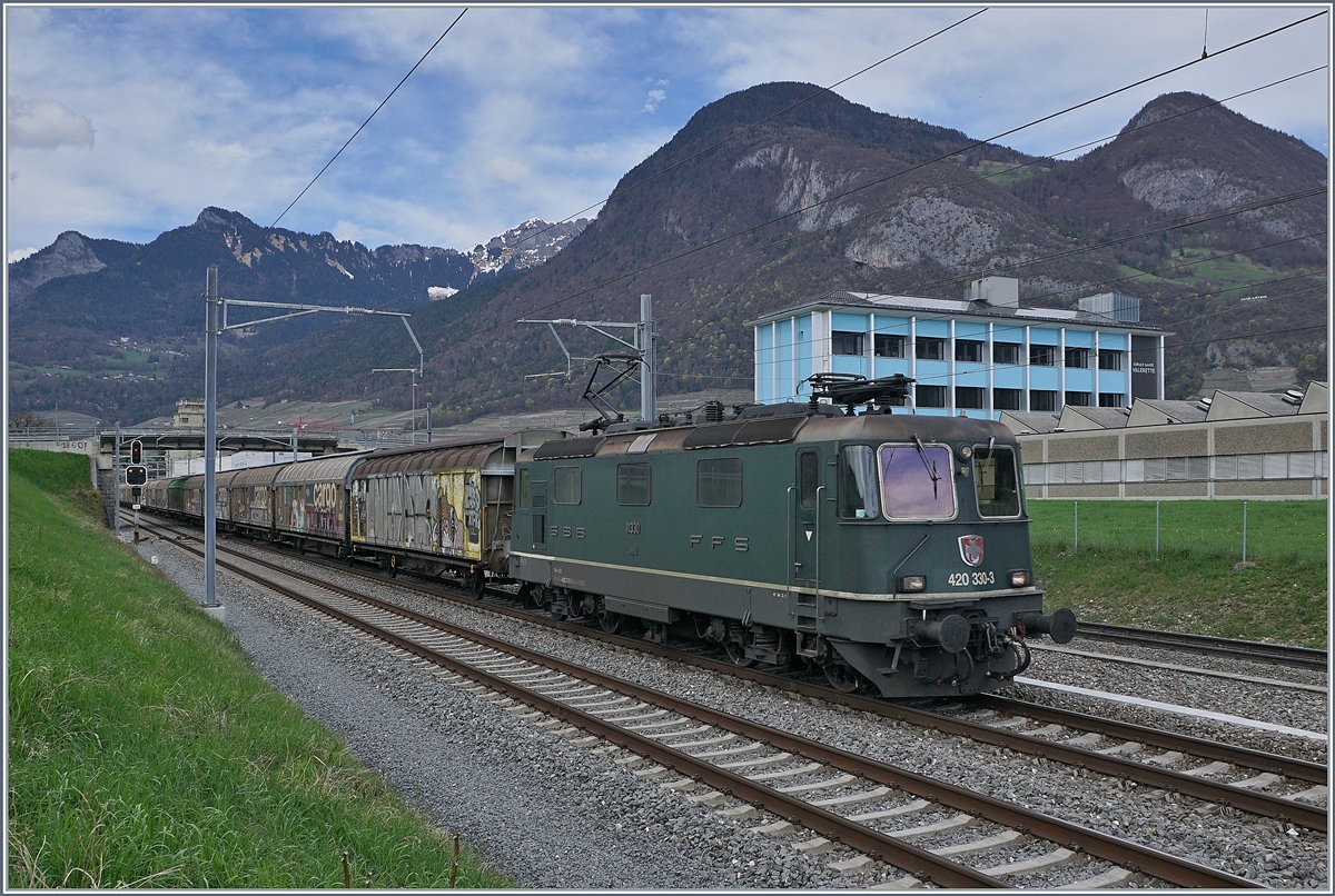 Die (noch) grüne SBB Re 420 330-3 mit einem Güterzug Richtung Wallis bei Aigle.
12. April 2018