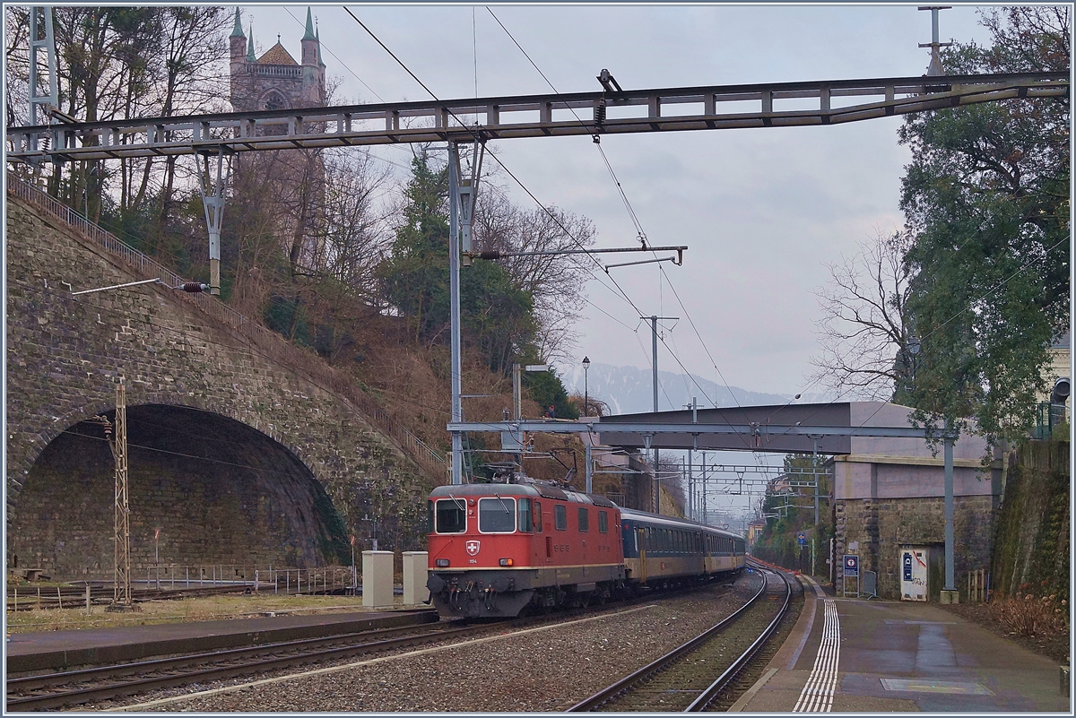 Die Re 4/4 II 11194 und der Re 4/4 II 11197 an der Spitze verlassen mit ihrem Dispozug  Vevey in Richtung Wallis.

30. Januar 2020