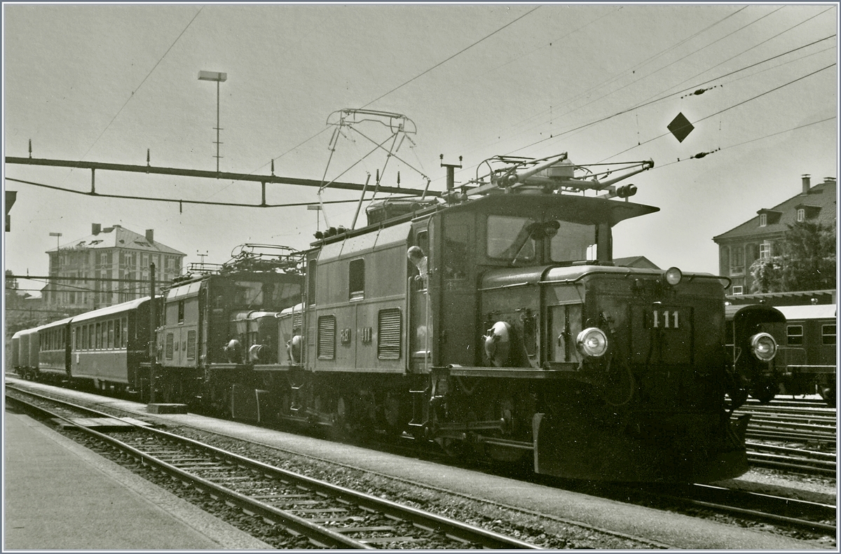 Die RhB Ge 6/6 411 und 405 warten mit einem Gmp in Chur auf die Abfahrt Richtung Landquart. 

20. August 1984
