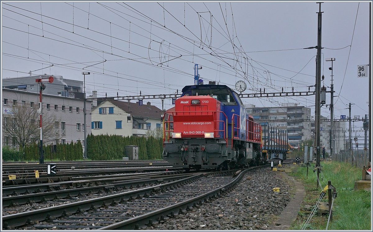 Die SBB Cargo Am 843 068-8 (MaK 1700) rangiert im RB Biel. 

5. April 2019