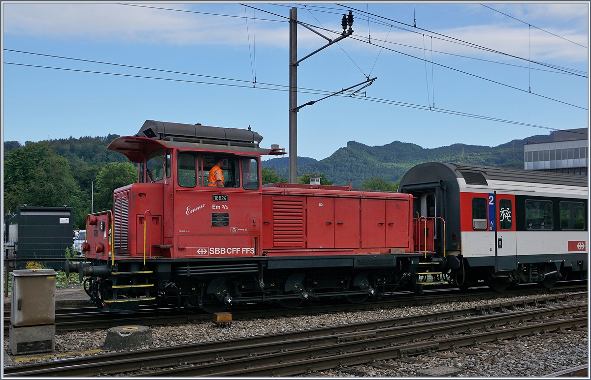 Die SBB Em 3/3 18824  Emma  rangiert in Olten.

11. Juli 2018