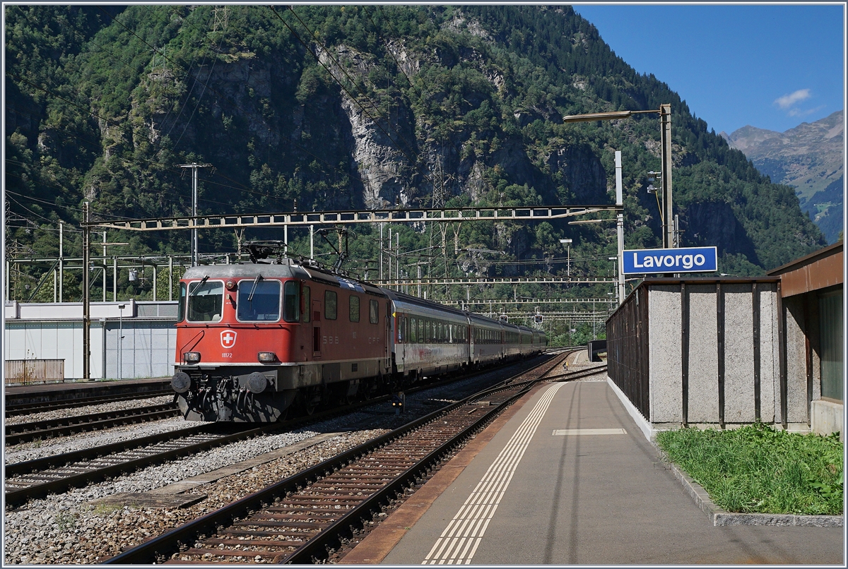 Die SBB Re 4/4 11172 mit einem IR nach Locarno bei der Durchfahrt in Lavorgo.
7. Sept. 2016