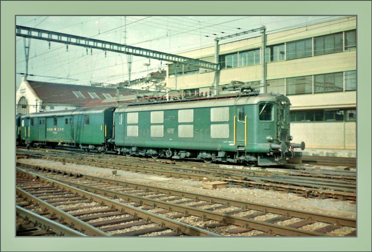Die SBB Re 4/4 I 10026 erreicht Lausanne.
März 1994