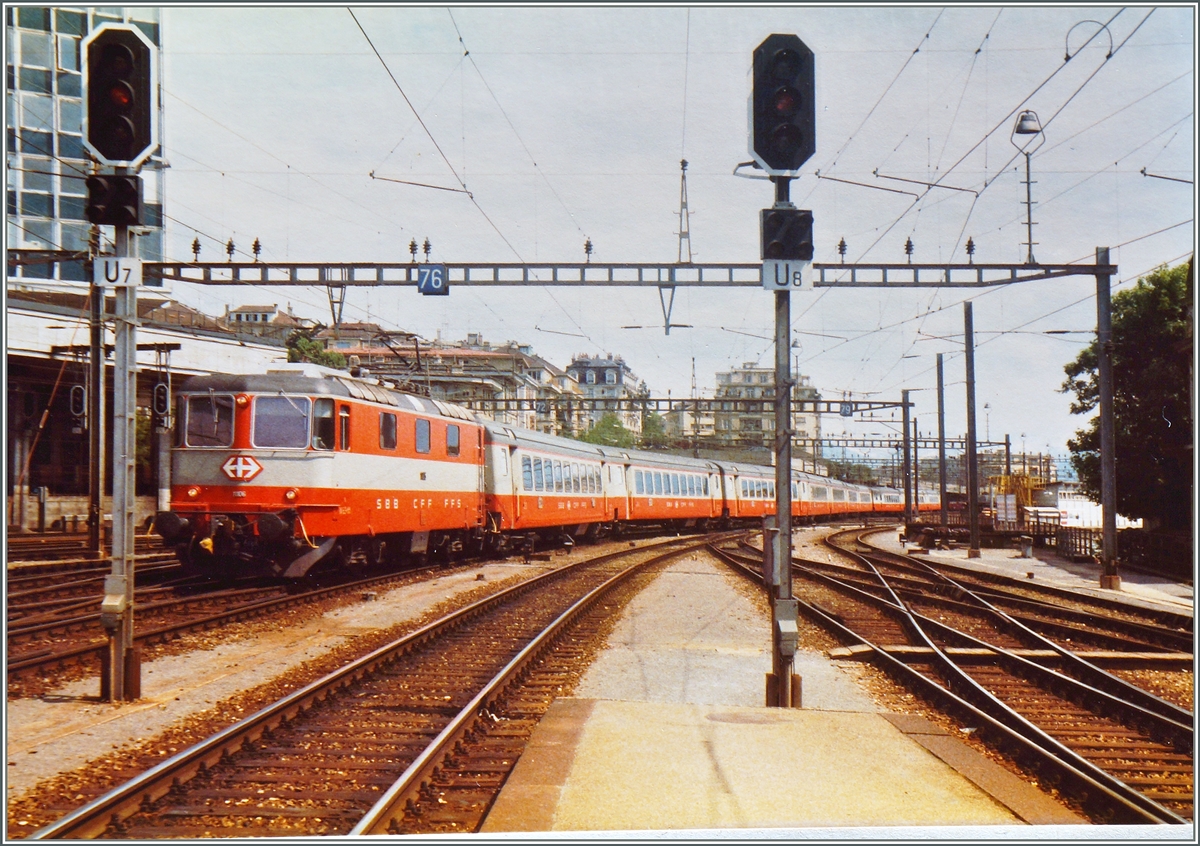Die SBB Re 4/4 II 11106 mit erreicht mit einme  Swiss-Expres  von St. Gallen nach Gen�ve uterweges Lausanne. Bis zur einf�hrung des Taktfahrplan 1982 verkehrten diese Z�ge unter dem Namen  St�dteexpress . 
9. Okt. 1984