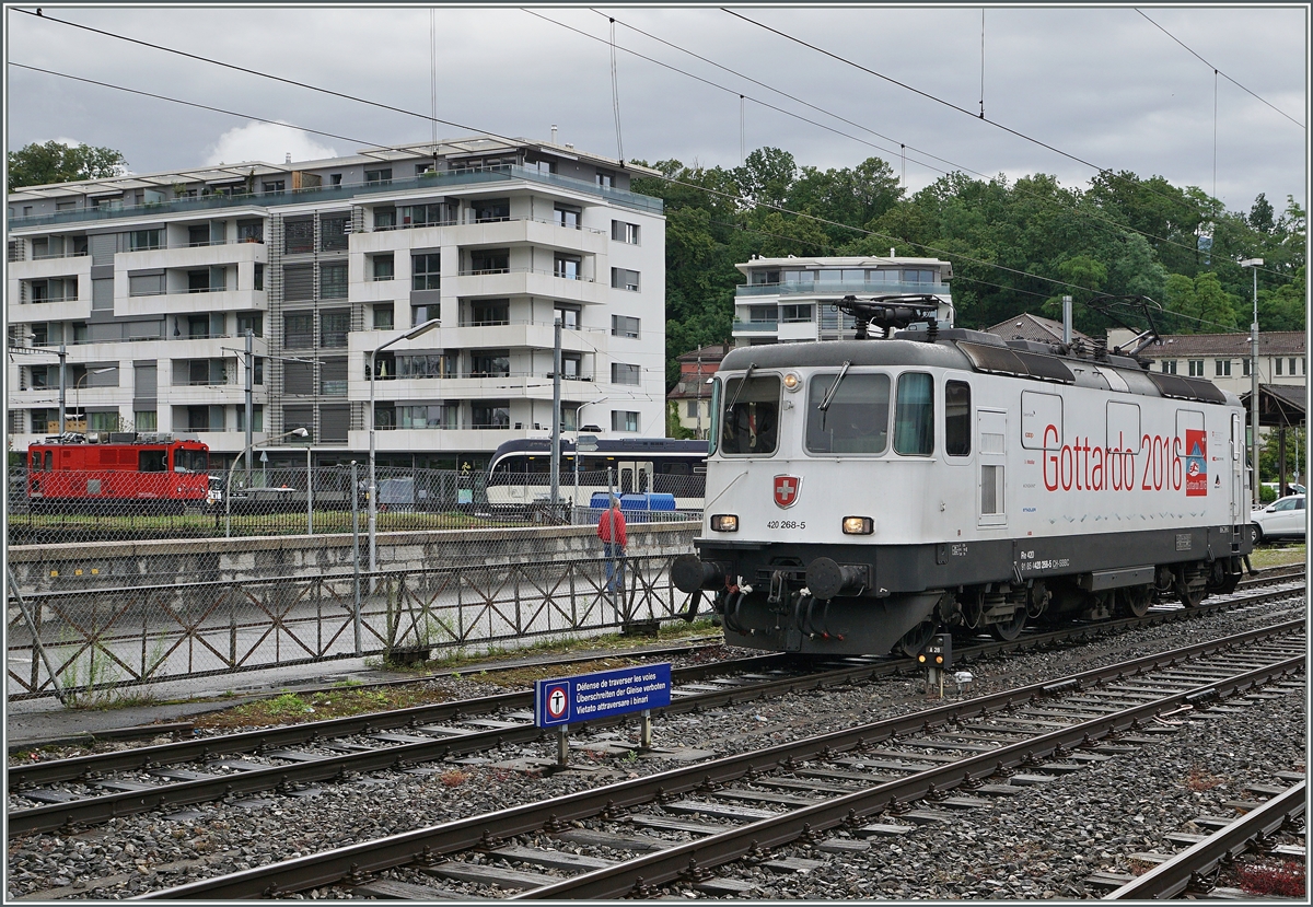 Die SBB Re 4/4 II  Erstfeld  (Re 420268-5) in Vevey. Im Hintergrund der MVR HGem 2/2 und ein MVR ABeh 2/6. 
17. Juni 2016