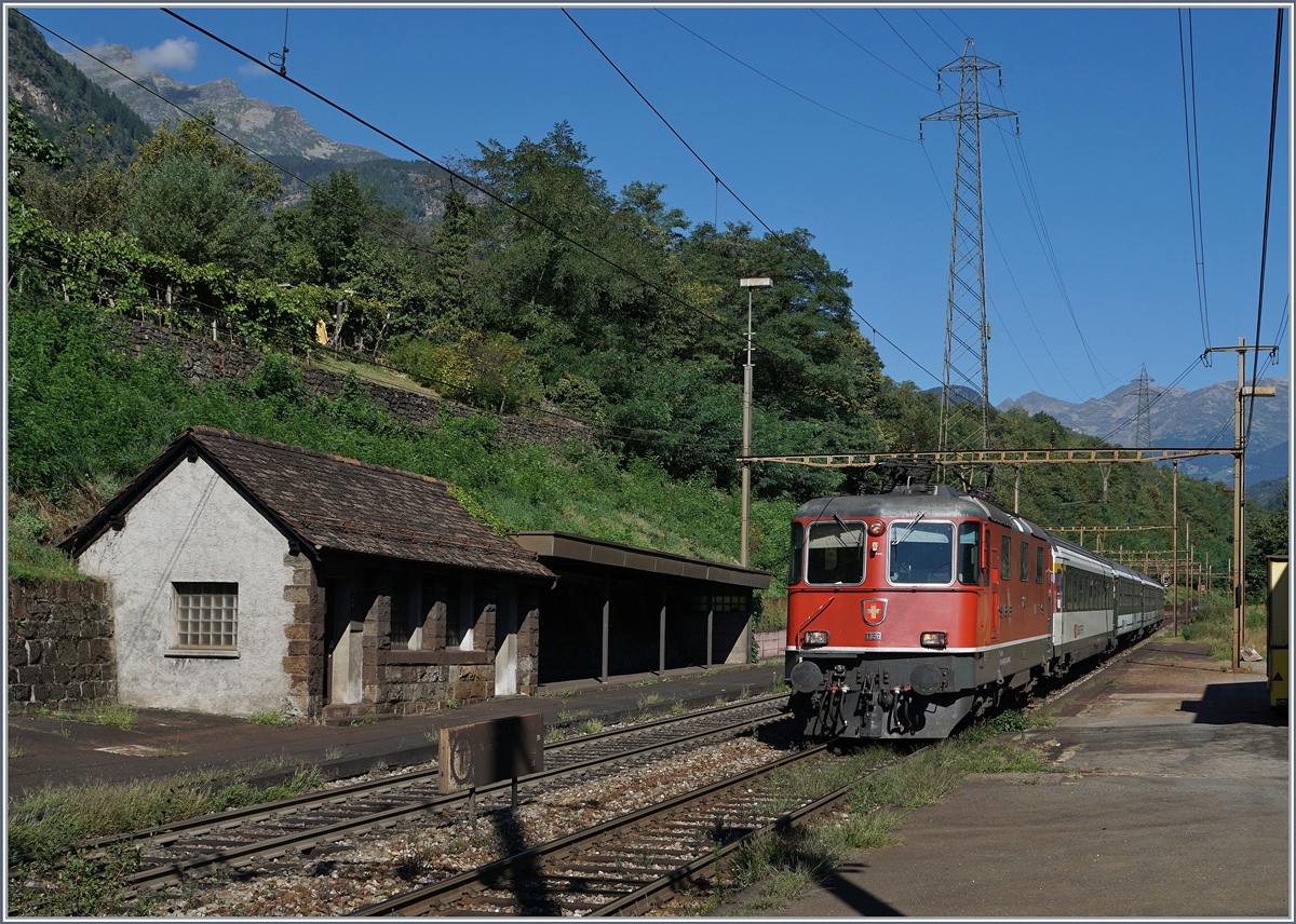 Die SBB Re 4/4 II mit einem ETR 610 Ersatz Zug, welcher systembedingt nur bis Chiasso stattt Milano verkehren wird bei der Durchfahrt in Giornico.
7. Sept. 2016