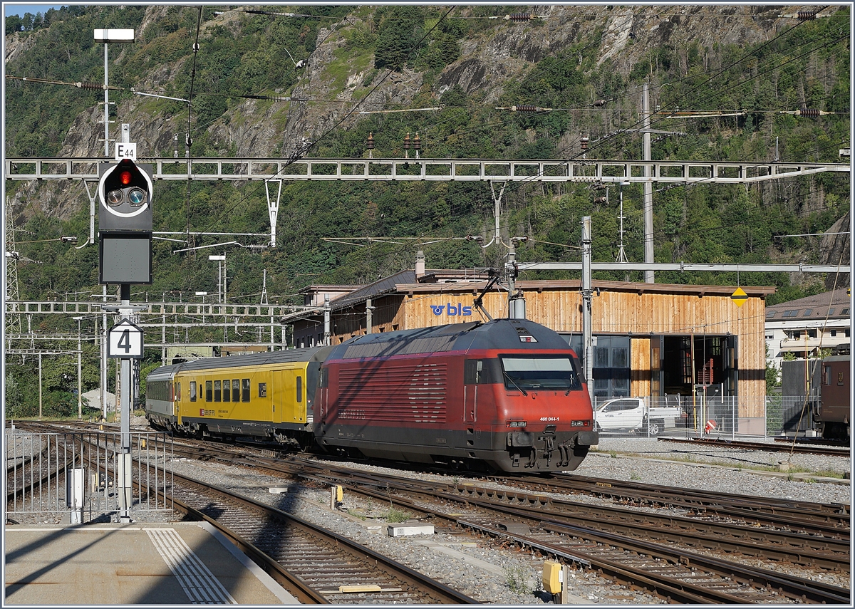 Die SBB Re 460 044-1 verlässt mit einem Messzug nach Spiez (via Bergstrecke) den Bahnhof von Brig. 
Im Messzug eingereiht, der Funkmesswagen MEWA 2012, X 60 85 99-90 108-9 CH-SBBI; der Messwagen wurde 2012 in Betrieb genommen und ist mit Messempfängern, Testgeräten für Mobilfunk, Messantennen und Computern ausgestattet. Im Wagen sind ausserdem Systeme zur Messung von Services (analoger Funk, GSM-R, Polycom, GSM, UMTS und LTE) installiert. (Quelle SBB) 24. Juni 2020

19. August 2020