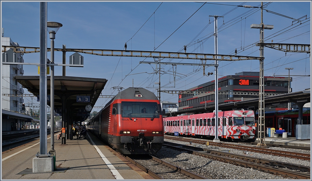 Die SBB Re 460 089-7 mit einem IR in Richtung Olten und der ex FW Bt (1)12 mit Be 4/4 14 wartet für die Rückfahrt nach St. Urban. 

10. Aug. 2020