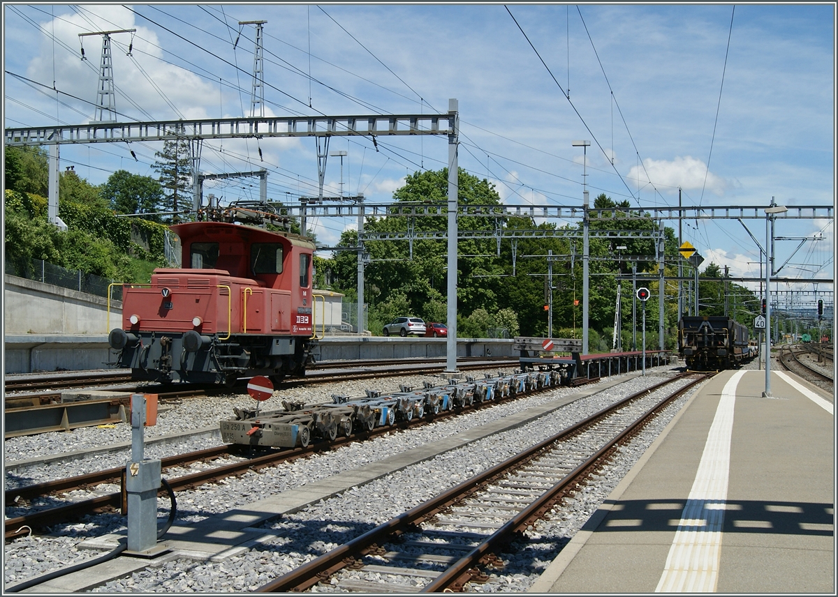 Die schmalspurge BAM/MBC besitzt f�r ihren recht umfangreichen Rollbockverkehr in Morges zwei normalspurige Te III, hier ist der Te III 147 zu sehen.
Die Schotterwagen im Hintergrund geh�ren ebenfalls der BAM/MBC, die dazugeh�rige Re 4/4 II war leider nicht zu sehen.
30. Mai 2014  