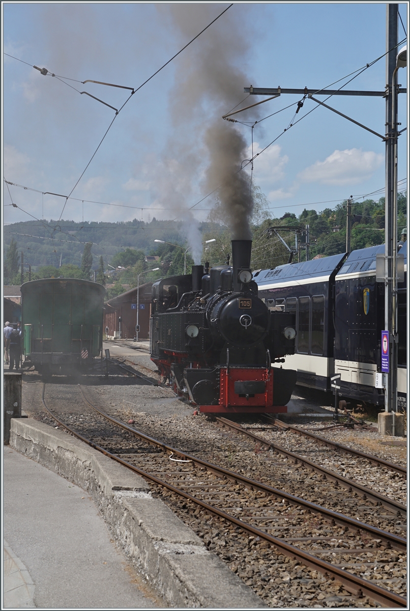 Die SEG G 2x 2/2 105 der Blonay-Chamby Bahn rangiert sich in Blonay an ihrem Zug, der Blonay in einigen Minuten in Richtung Chamby verlassen wird. 

21. Mai 2021