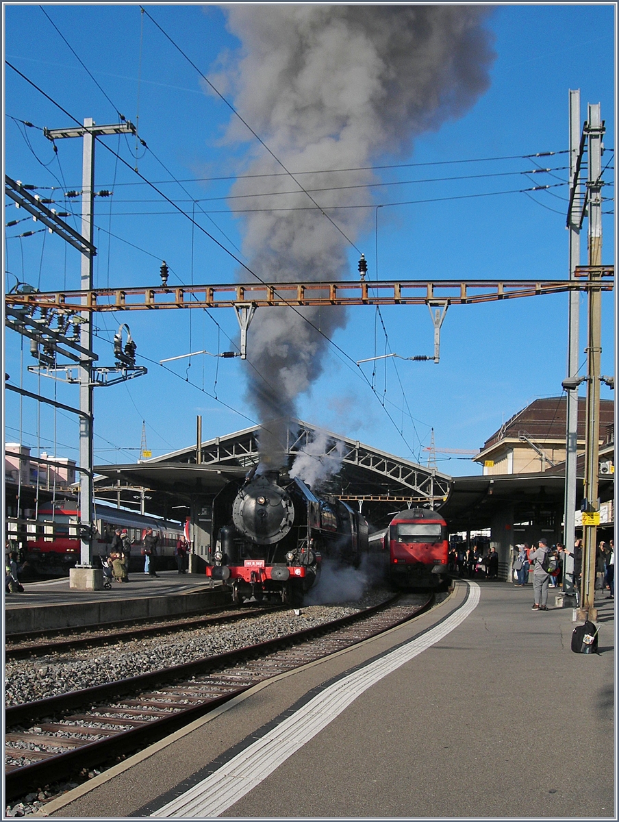 Die SNCF 141 R 568 von Vallorbe kommend, verlässt Lausanne mit ihrem langen Sonderzug Richtung Bern.
Als am Folgetag erneut eine Dampflok ( ob es die 141R 568 oder 01 202 war ist mir nicht bekannt) am Abend bei Dunkelheit erneut so kräftig Rauchte, alarmierten Anwohner im Glauben an ein Grossfeuer die Feuerwehr, die dann zu eienm Grosseinsatzt ausrückte!
28. Okt. 2017