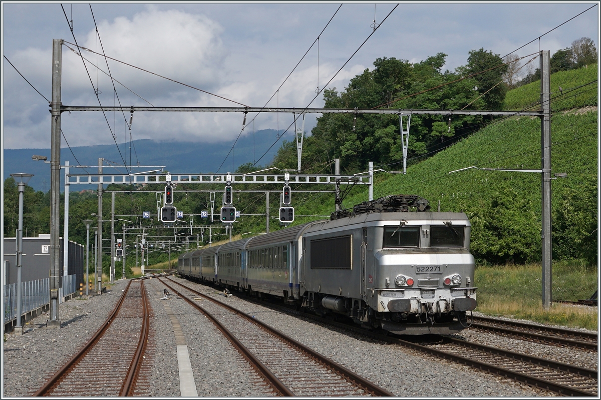 Die SNCF BB 22271 verlässt mit ihrem TER von Genève nach Lyon bei La Plaine die Schweiz.
Bis zur Umstellung der Strecke von Gleich- auf Wechselstrom wurden die Züge auch von SNCF Signalen geleitet, nun sind SBB Signale installiert.

28. Juni 2021
