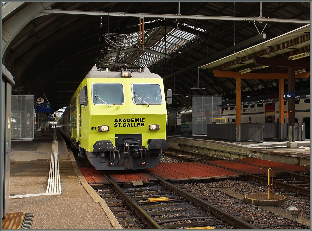 Die SOB Re 4/4 IV 446-018 in einem auffälligen Werbeanstrich in St.Gallen.
20. Sept. 2015