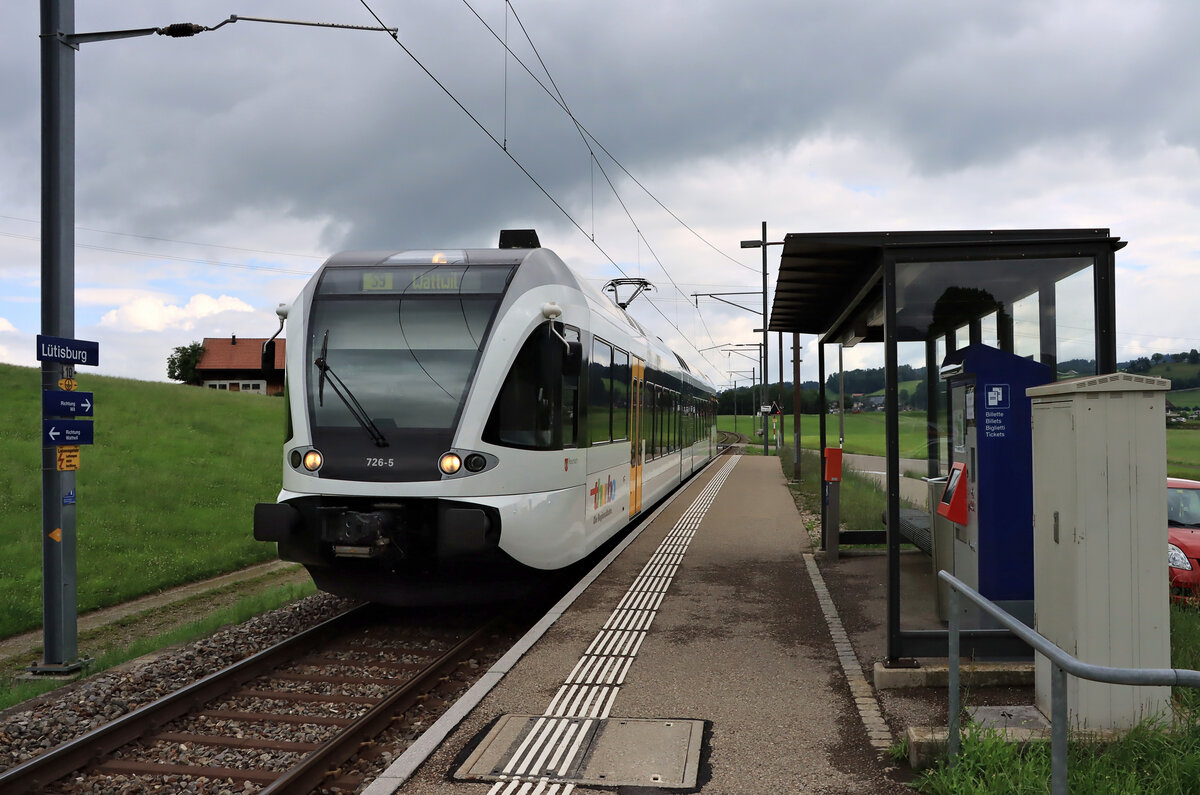 Die St.Galler S-Bahn Linie S9 (Wil - Wattwil): THURBO GTW 2/6 726 an der Haltestelle L�tisburg. 9.Juli 2021 
