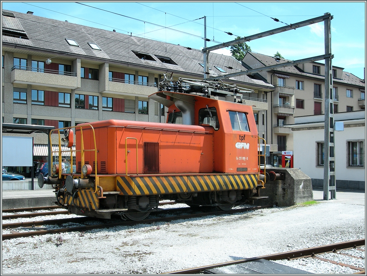Die tpf (ex GFM) Ee 217 091-8 wartet in Bulle auf einen Einsatz.
19. Juni 2008