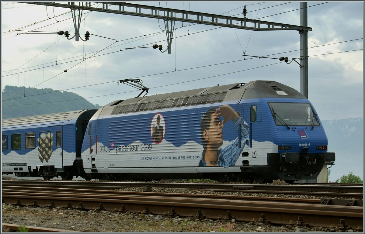 Die wohl kurzlebigste Werbelok: die SBB Re 460 099-5 wirbt für  antalis papter tour 2009 ,  hier mti dem Ausstellungszug in Cully.
11. Mai 2009
