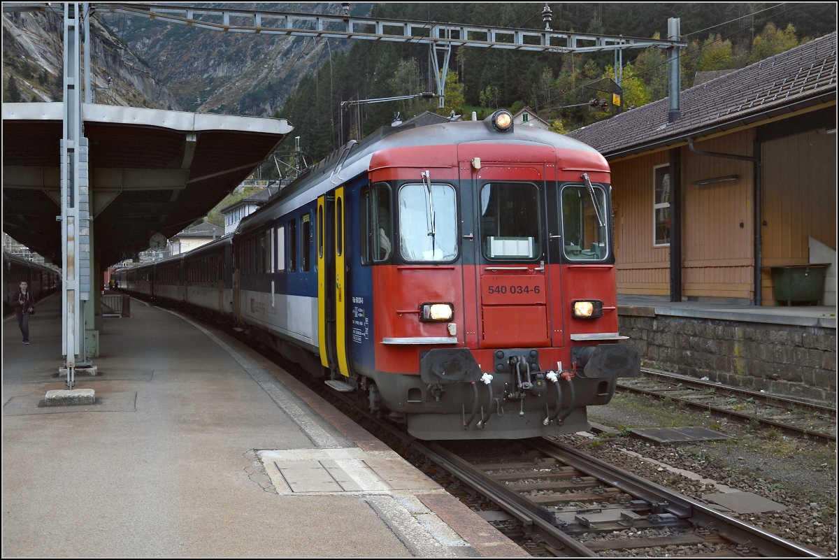 Drittletzter Planeinsatz von RBe 540 bei der SBB. 

Die Stunde der R�ckkehr nach Z�rich wartet. Der Zug mit RBe 540 039-5 und 034-6 wartet in G�schenen auf die Abfahrt. Oktober 2014