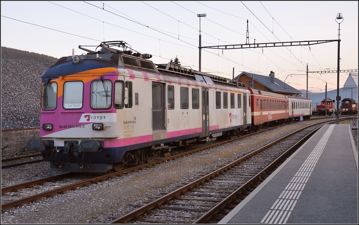 Ein alter Bekannter vom Bodensee und Thurgau. Der mittlerweile 51-jährige ABDe 4/4 16 der Mittelthurgau fristet sein Dasein in der Höhenluft des Jura an einem kleinerem See, dem Lac de Joux. Im Thurgau waren diese Züge bis 2005 aktiv und 11 Jahre sogar als Besonderheit vom Bodensee unter dem Namen Seehas bekannt und bei Fahrgästen beliebt. Heute trägt er die Nummer ABDe 578 016-8. Wie in Seehaszeiten ist hier ein Fremdwagen zwischen Triebwagen und Steuerwagen eingereiht. Juli 2016.