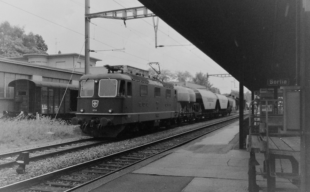 Ein altes Bild aus Nyon, das weniger der SBB Re 4/4 II 11259 gilt, der Ambiente auf mittleren Bahnhöfen wo meist noch gedeckte Güterwagen für den Stückgutverkehr verladen wurden. 

Analogbild, September 1993