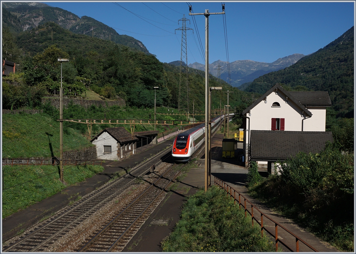 Ein ICN auf der Fahrt Richtung Lugano bei der Durchfahrt in Giornico, einer Station der Gotthardbahn mit noch intakten Publikumsanlagen aber seit langem ohen Verkehr. 
7. Sept. 2016  