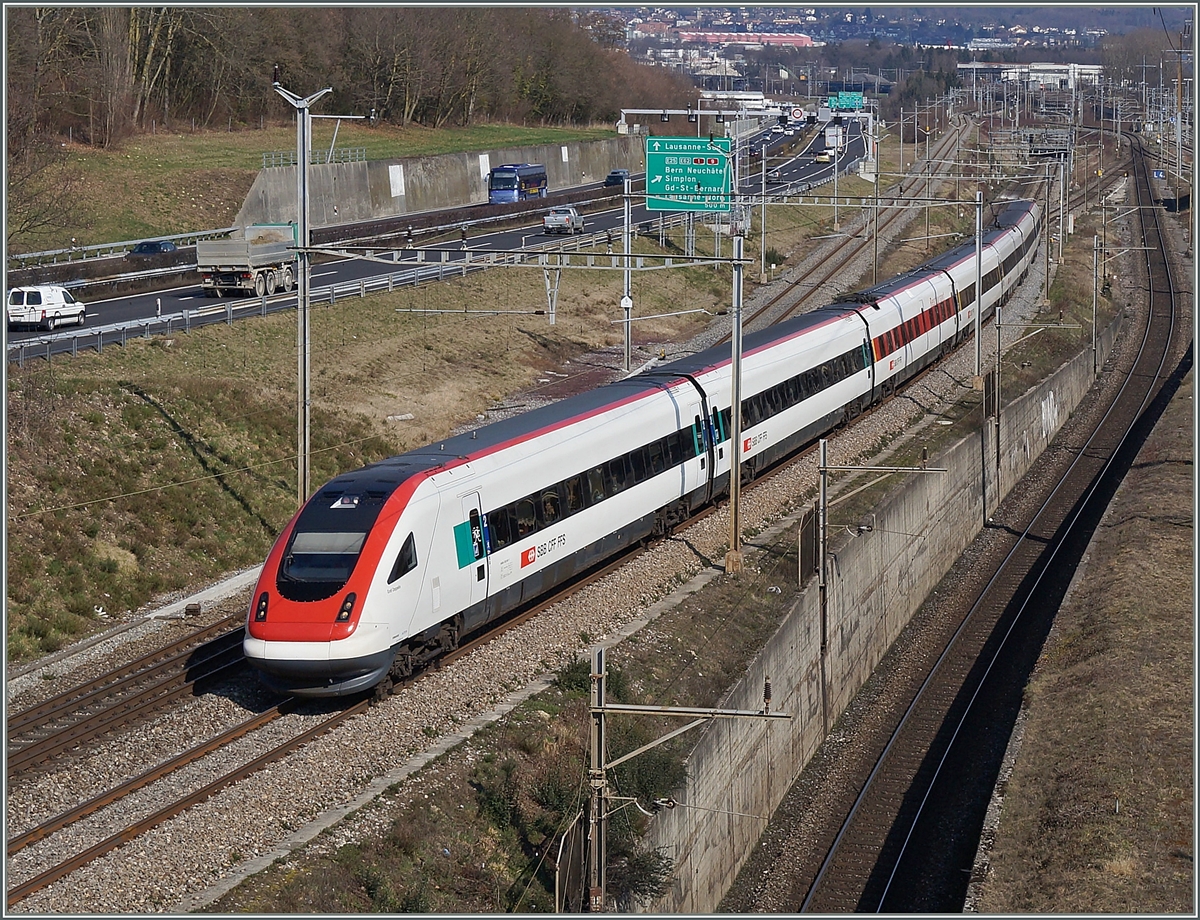 Ein ICN, aus Richtung Biel/Bienne unterwegs nach Genève, fädelt sich von der Verbindungsbahn von Bussigny kommend bei Lonay in Strecke Lausanne Genève ein.
3. Mai 2016