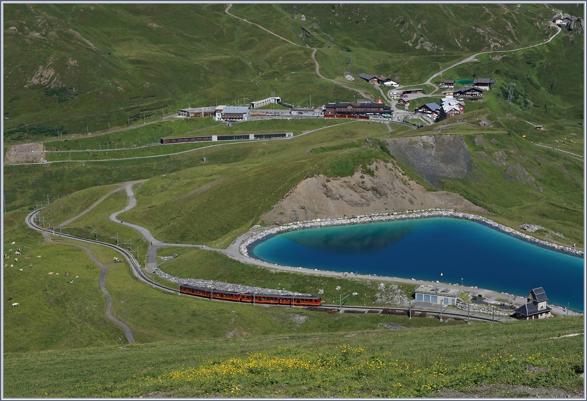 Ein Jungfraubahn (JB) Zug, bestehend aus zwei Bhe 4/8 beim Fallboden. Durch den See verläuft die Gemeindegrenze von Lauterbrunnen und Grindelwald, im Hintergrund ist der Bahnhof Kleide Scheidegg zu sehen.
8 Aug. 2016
