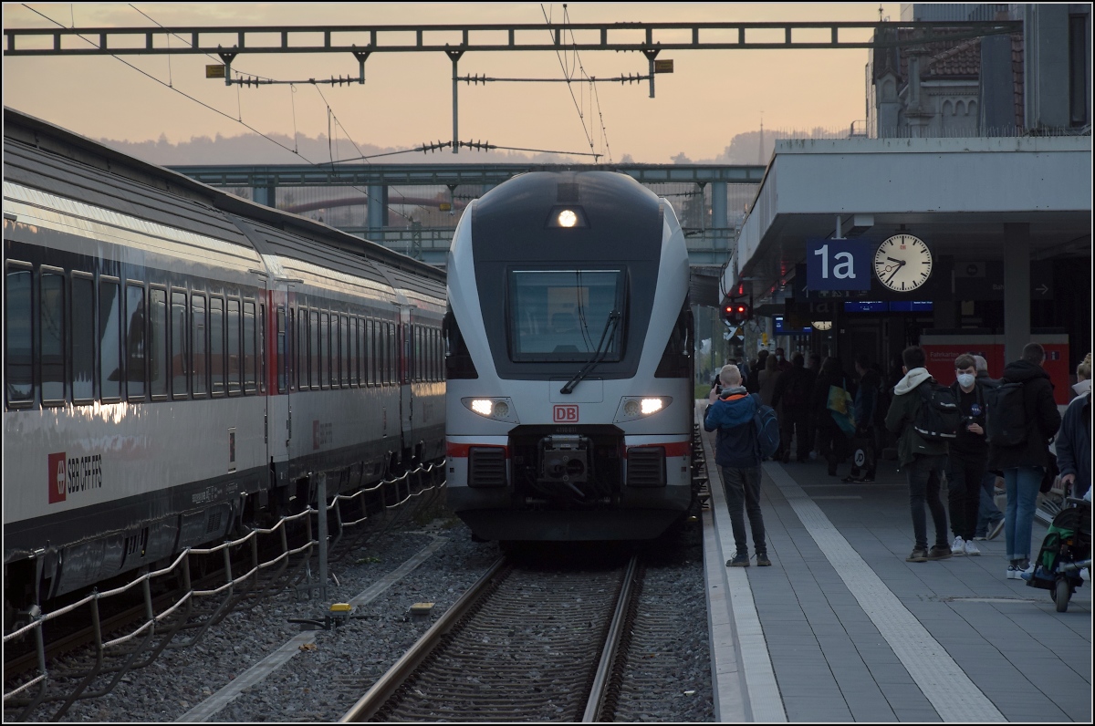 Ein neues Gesicht zum Bodensee: Der frisch getaufte Kiss-IC 4110 111  Gäu .

Vom jungen Publikum wird er ausgiebig beäugt beim kurzen Aufenthalt im Bahnhof Konstanz. Kiss gibt es hier manchmal als Ersatz der IR aus Zürich, bislang aber noch nicht von deutscher Seite. Oktober 2021.