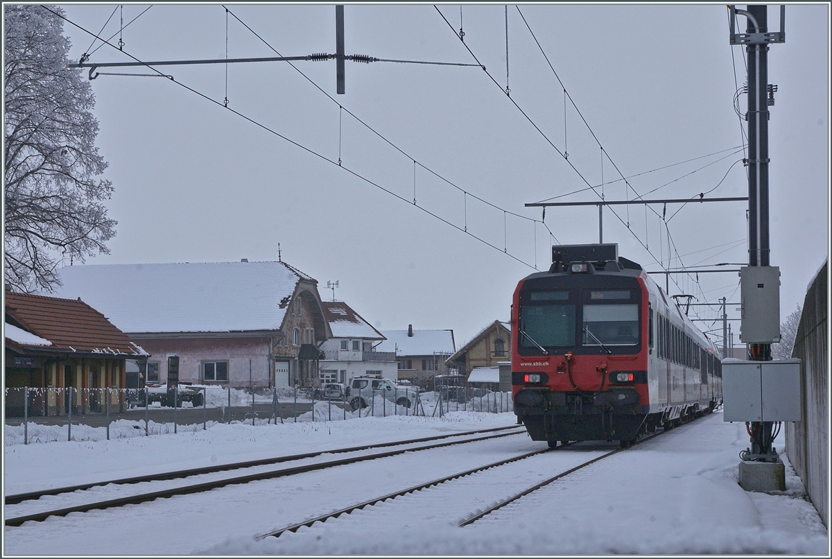Ein (noch) eher ungewohntes Bild statt TPF Flirts kreuzen sich nun in der Dienst- und Kreuzungsstation Vuisternens-devant-Romont im Wechesl mit den Flirts der TPF SBB- und TPF- Domino Züge, wobei die TPF Dominos zur Zeit eher selten zu sehen sind. 

22. Dezember 2021