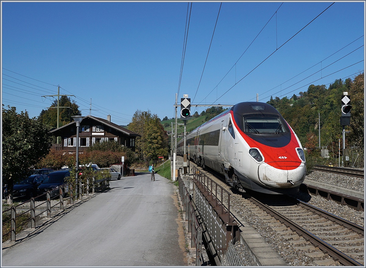 Ein SBB ETR 610 ist als EC 50 bei Mülenen von Milano nach Basel SBB unterwegs. 

10. Oktober 2018