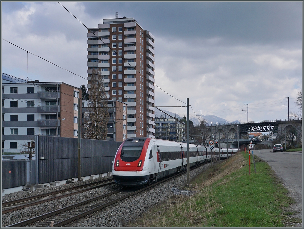 Ein SBB ICN ist bei Grenchen auf der Fahrt in Richtung Biel/Bienne. Der Zug zeigt sich in der zweiten Farbgebung . 

19. März 2021