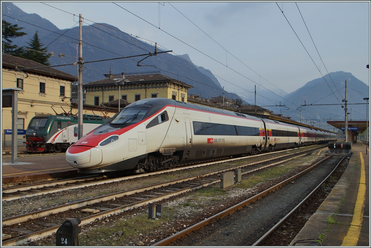 Ein SBB RABe 503 als EC 35 nach Milano beim Halt in Domodossola. 
11. April 2015