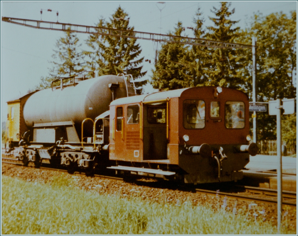 Ein SBB Tm II ist mit den  Unkrautvertillgungszug  in Mellingen unterwegs. 

8. Juli 1982