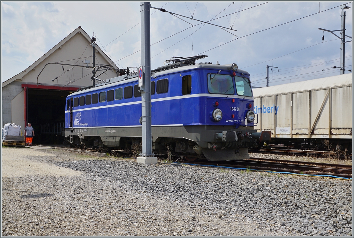 Eine ex ÖBB Lok bei der OeBB: die 1042 007-1 steht aufgebügelt in Balsthal. 
Die der Widmer Rail Service gehörende Lok trägt die UIC Nummer 91 85 1042 007-1 CH-WRSCH.

30. August 2022